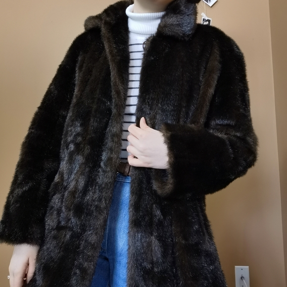 Vintage Jackets & Blazers - Stunning Faux Fur Vintage Coat